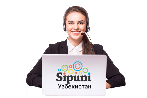 Девушка-оператор колл-центра Sipuni Узбекистан в гарнитуре за ноутбуком.